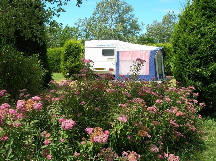 emplacement fleuri en camping de Vendée